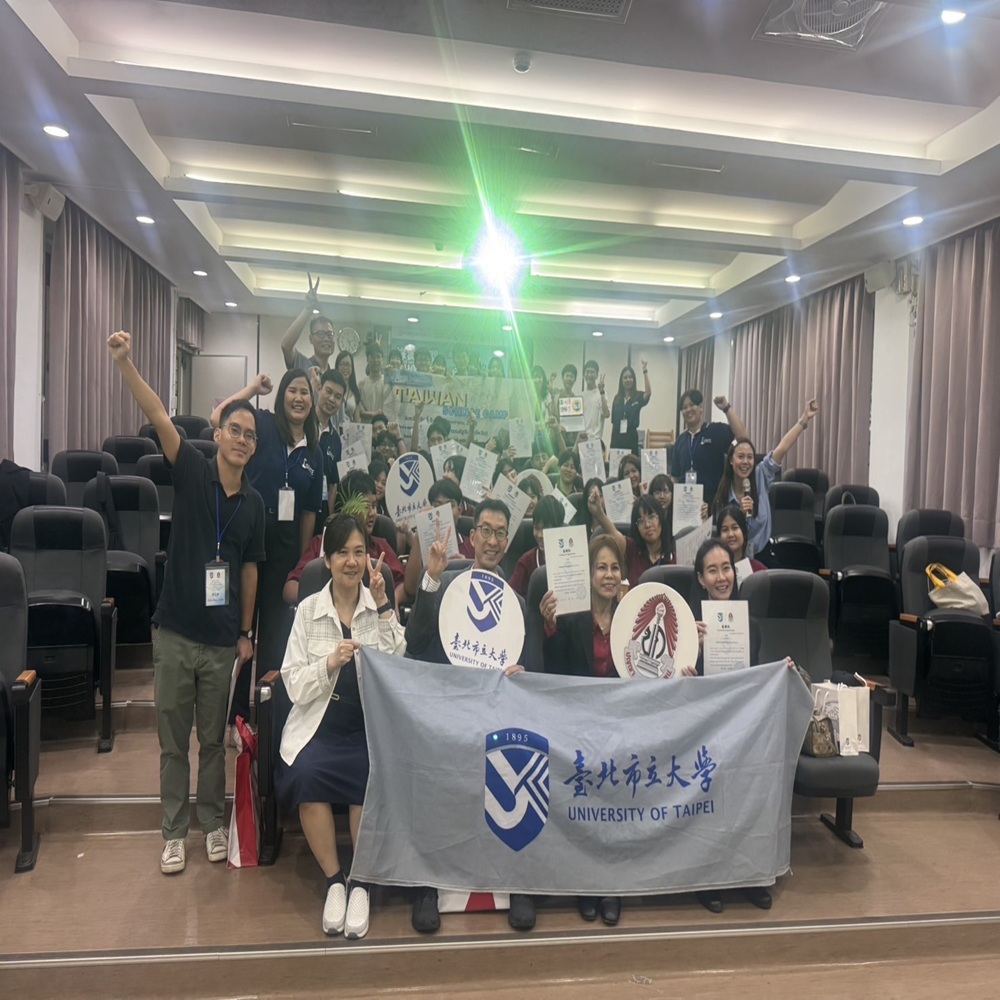 系上多元實作與學生親自導覽，讓國際學生親身體驗自然科學的樂趣。